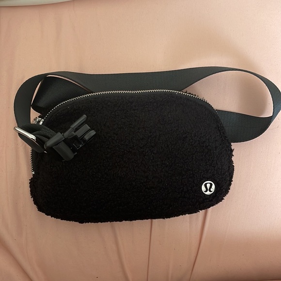 lululemon || sherpa everywhere belt bag blk - Picture 2 of 3
